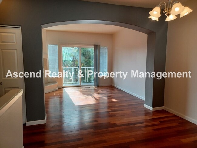 Building Photo - Sexton Crest Townhome Open Floor Plan Gas Fireplace 2 Car Tandem Attached Garage Available Mid March