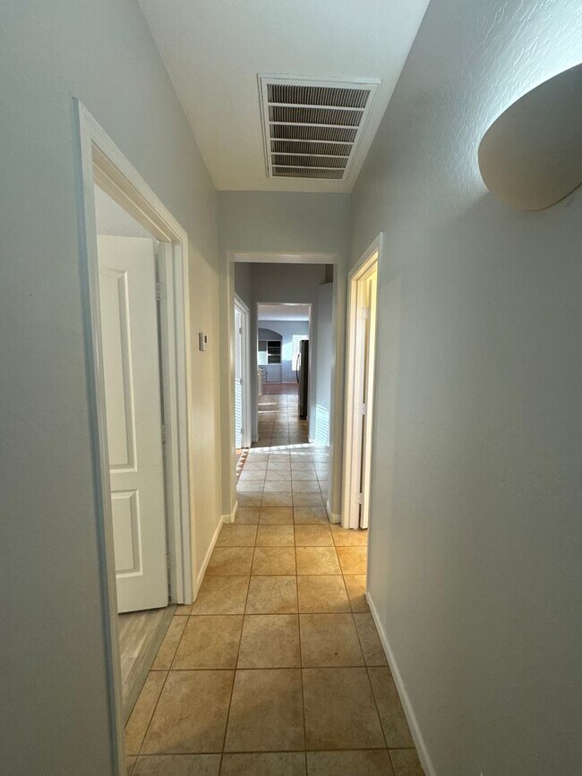 Building Photo - Upgraded home in Glendale with Pool