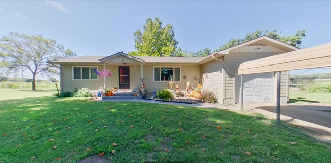 Building Photo - Country Living in Manhattan + 1.5 Acres + Close to Stagg Hill Golf Course! Available July 3rd!