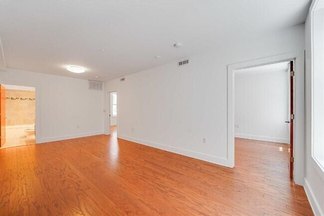 Building Photo - 66 Morris St