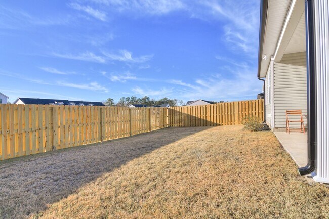 Building Photo - 3 Bedroom 2 Bathroom Ranch