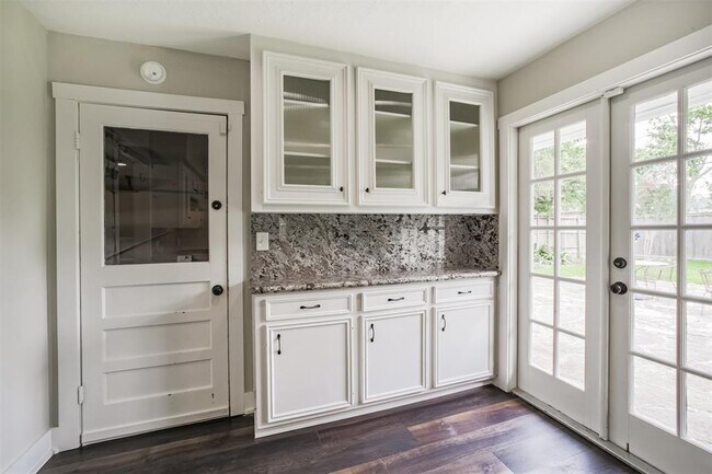 Building Photo - 4924 Mimosa Dr