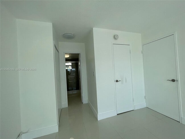 Building Photo - 220 Kings Point Dr