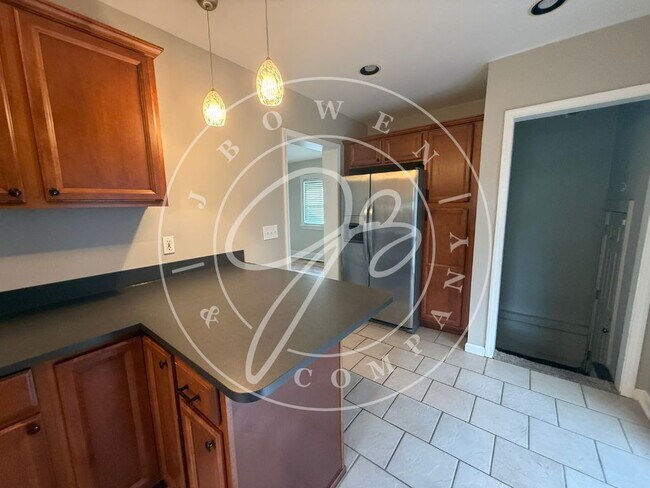 Building Photo - Charming 4 bedroom 2 bathroom close to the University of Toledo.