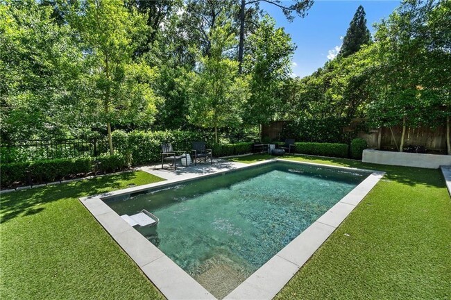 Building Photo - 663 Yorkshire Rd NE