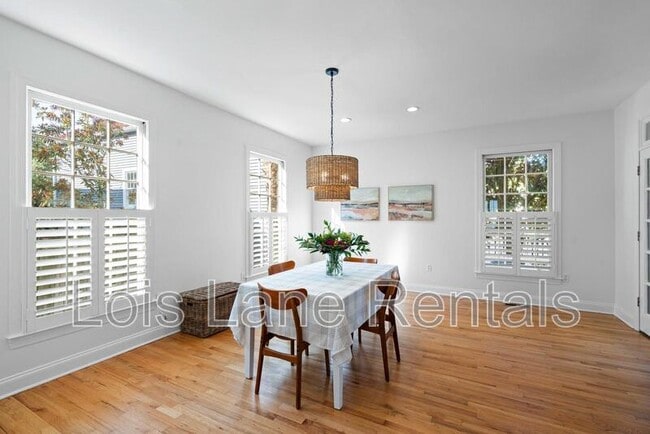 Building Photo - 5 Radcliffe Pl