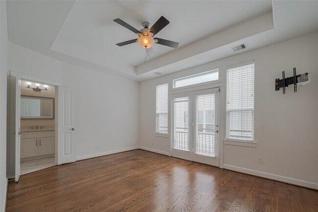 Building Photo - 854 W 20th St