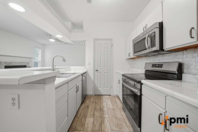 Building Photo - Immaculate 2 Bedroom 2 Bath Condo- Shore Drive