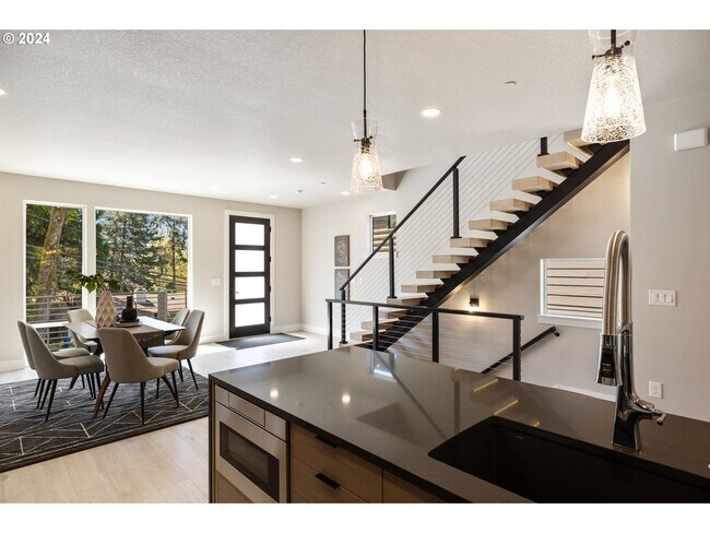 Building Photo - 617 SW Lobelia St