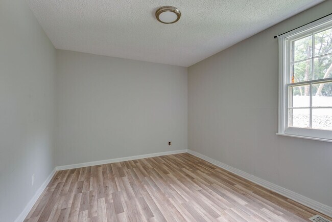 Building Photo - 516 Waycross Dr