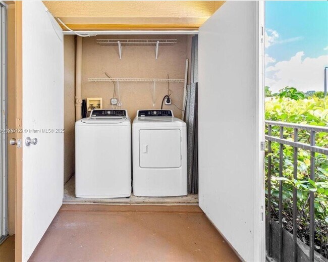 Building Photo - 100 SW 117th Terrace