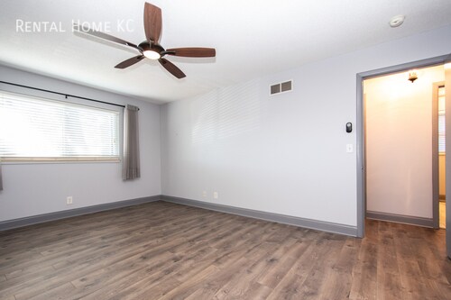 Building Photo - 8738 Metcalf Ln