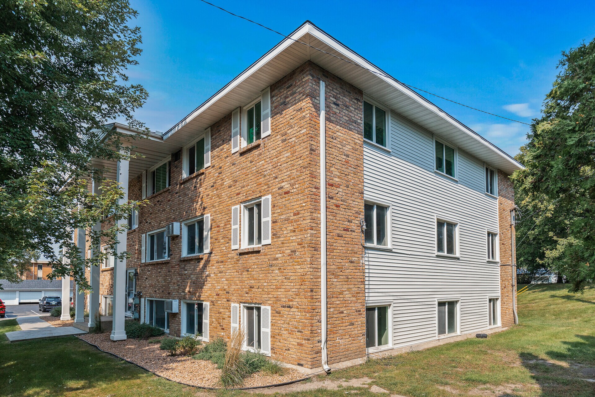 Building Photo - 2720 Rosalyn Ct