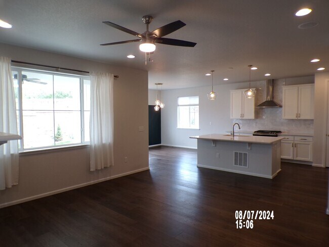 Building Photo - Stunning Home in Castle Rock 4Bedrooms 3.5 Bathrooms!