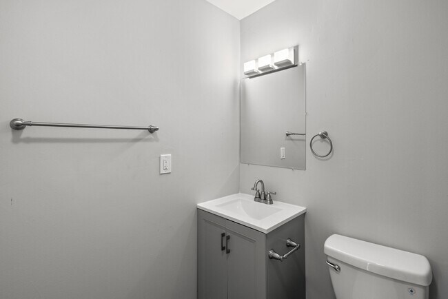 Building Photo - 112 W Mulberry St