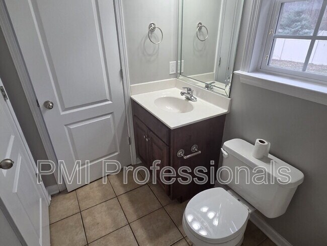 Building Photo - 617 Rambush Dr