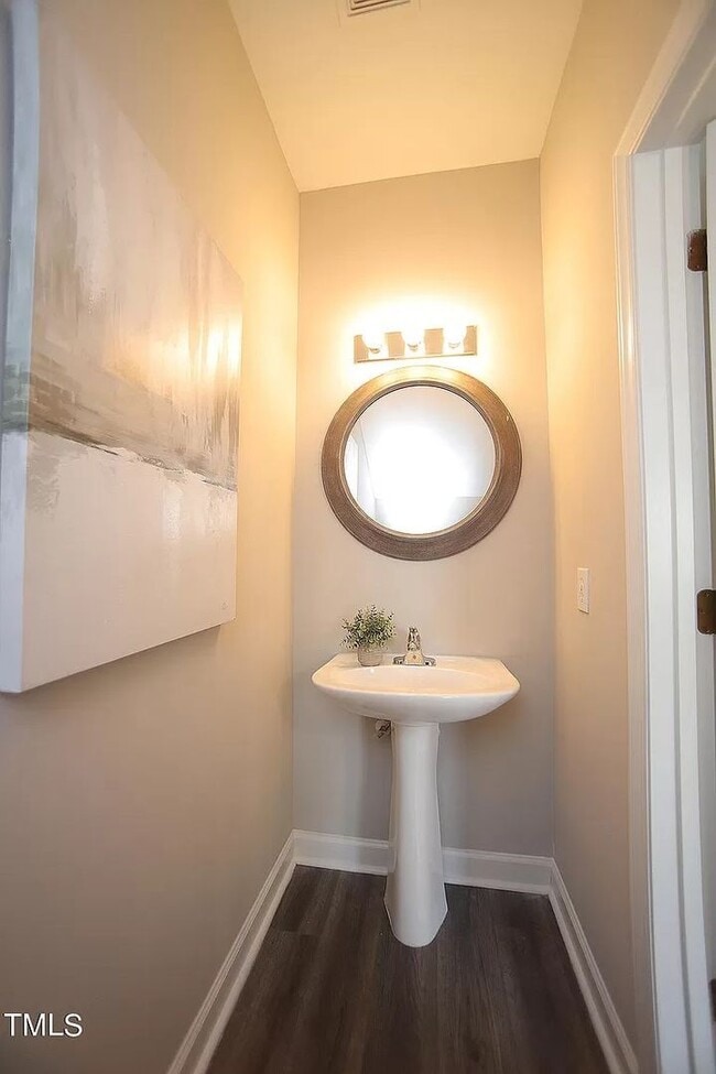 Building Photo - Spacious End-unit Townhome, LVP Floors, Op...