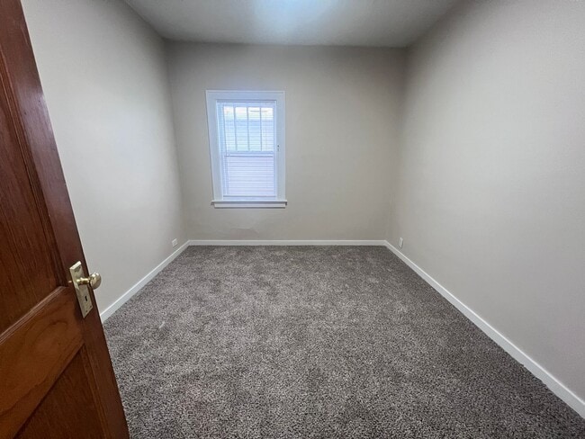 Building Photo - Three Bedroom Single Family Home on SW Side!