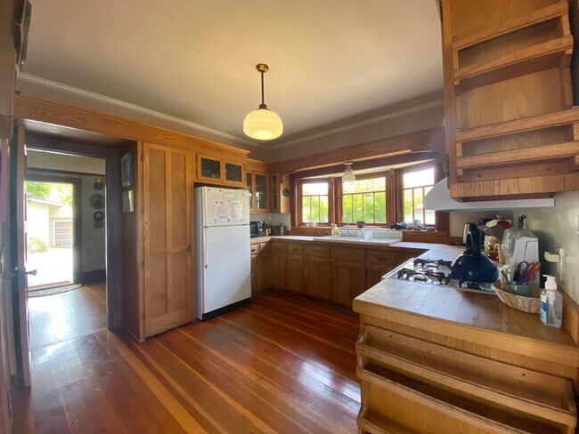 Building Photo - Pacific Grove Historical 3 Bed 2 Bath