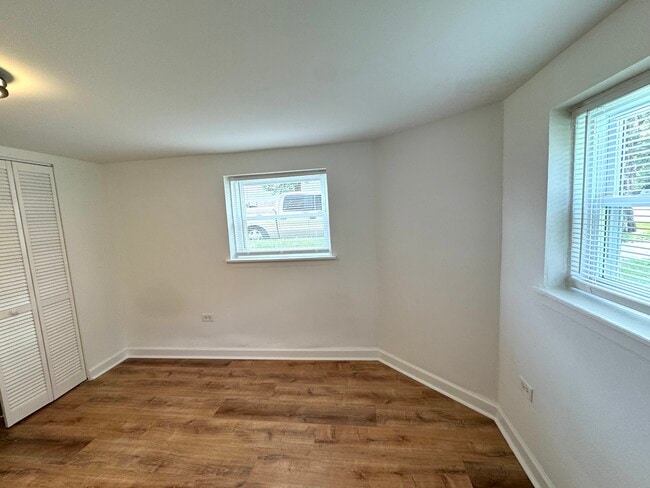 Building Photo - 6452 W Dickens Ave