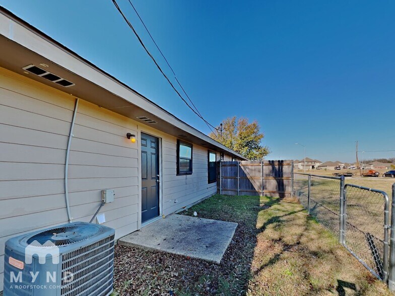 Building Photo - 1701 Cardinal Dr