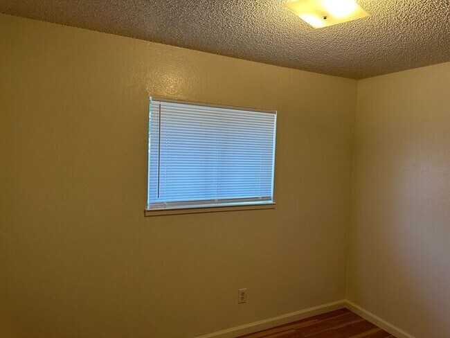 Building Photo - 3 Bedroom 1 Bathroom Duplex