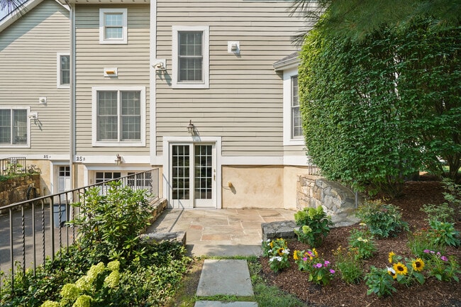 Building Photo - 25 Decatur St