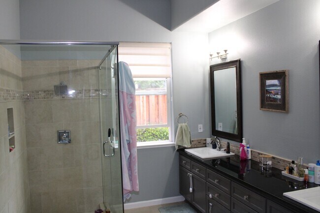 Building Photo - Gorgeous Single Story 3 Bedroom, 2 Bath wi...