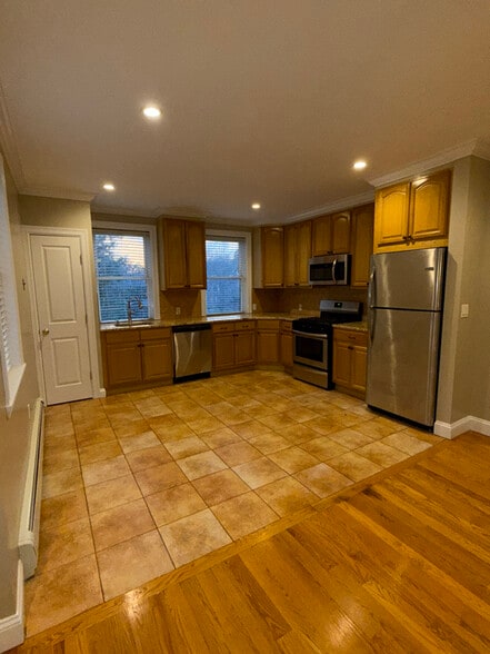 Building Photo - 150 S 6th Ave