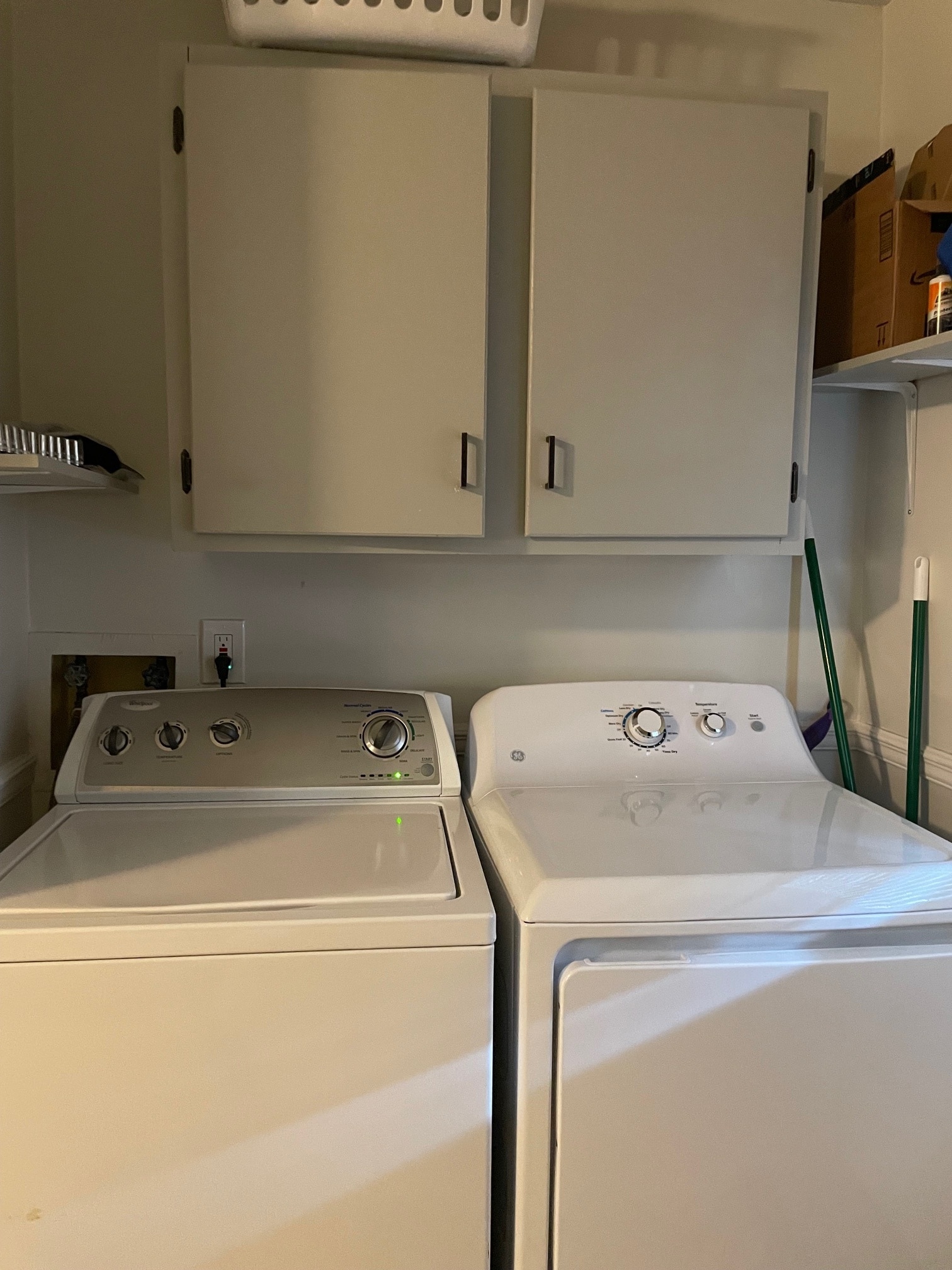 Laundry area w/storage - 2324 Grayson Valley Dr