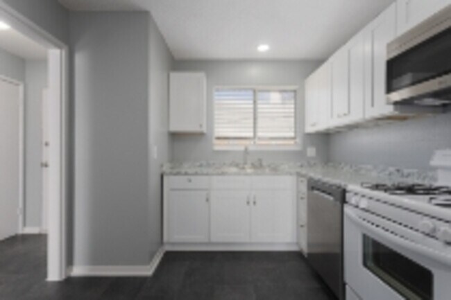 Building Photo - 401 W 87 Pl