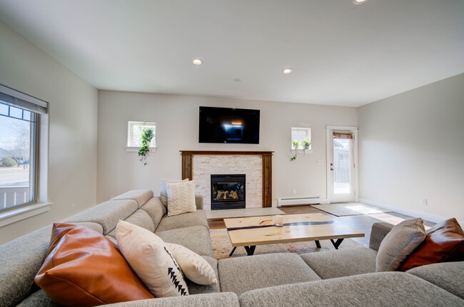 Building Photo - 32 E Clara Ct