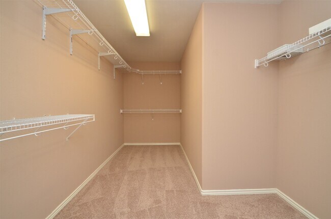 Building Photo - 915 Butterfly Ln