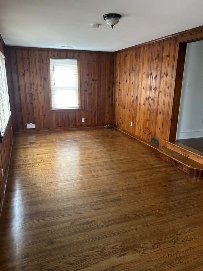 Building Photo - 2205 Mayflower Dr