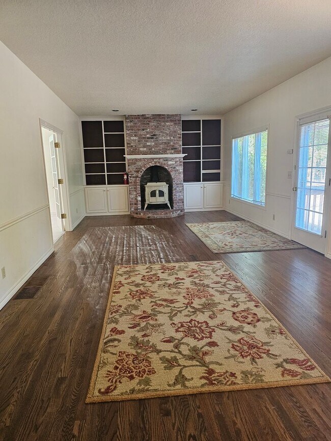 Building Photo - TRADITIONAL HOME IN PALISADES NEIGHBORHOOD...