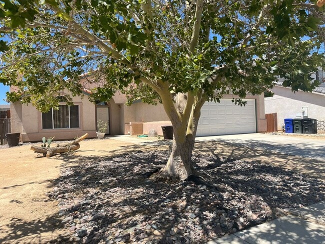 Building Photo - 3 bedroom 2 bathroom Home available in Vic...