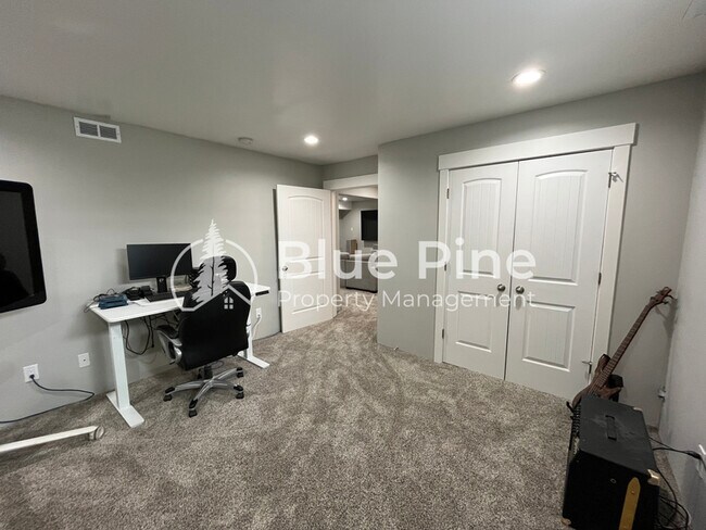 Building Photo - 6028 Fox Run Dr