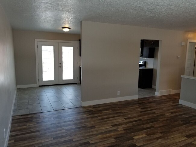 Building Photo - Spacious 5-Bedroom Magna Home with Deck and Ample Parking