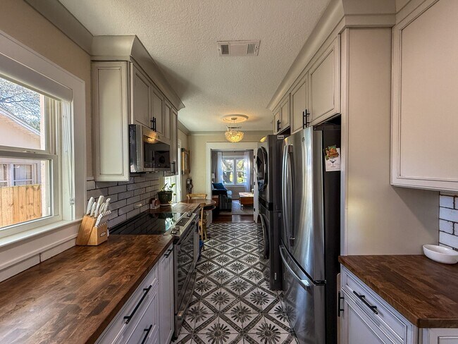 Building Photo - Beautifully Updated Cottage Near Downtown Pensacola with Massive Backyard + LAWN CARE INCLUDED!