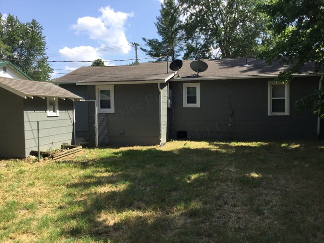 Building Photo - 2 Bed 1 Bath 900 SQFT Home in Bolivar! Cal...