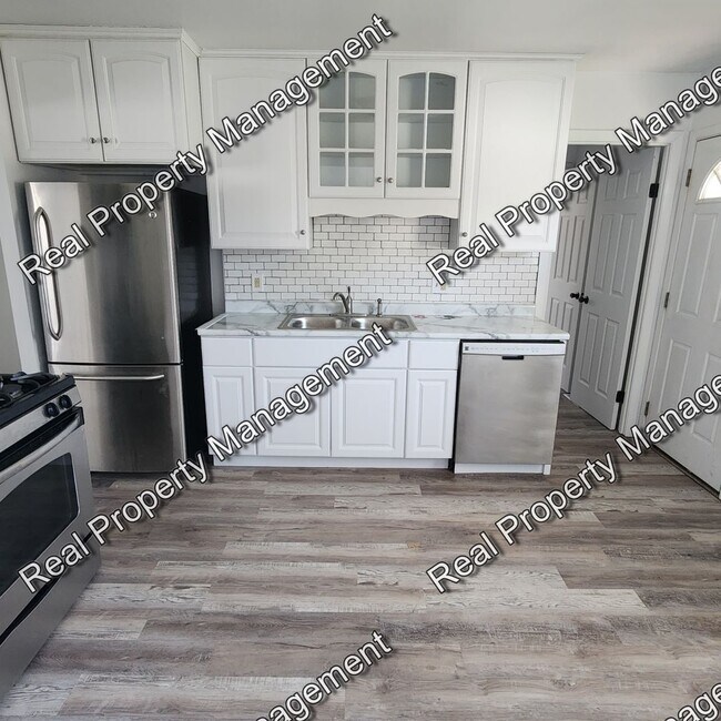 Building Photo - Four Bedroom Bi-Level