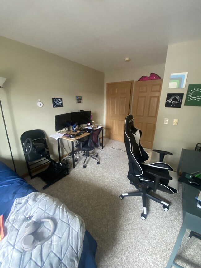 Building Photo - 2 bed 1 bath right off of Water St. Availa...