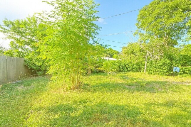 Building Photo - 2533 Dolphin Dr