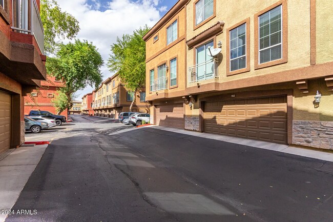 Building Photo - E Bell Road