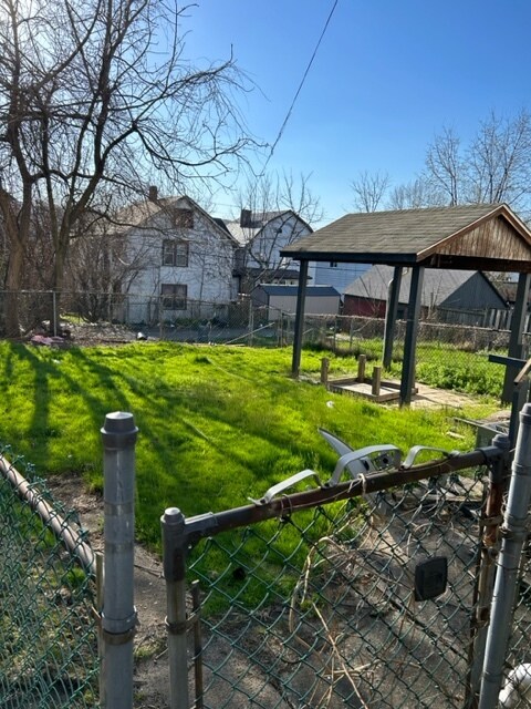 Building Photo - 1519 Victoria Ave