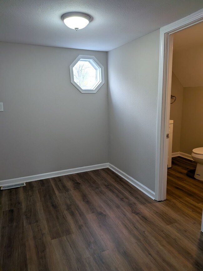 Building Photo - Cool 3 bed 2 bath House in Jeff City