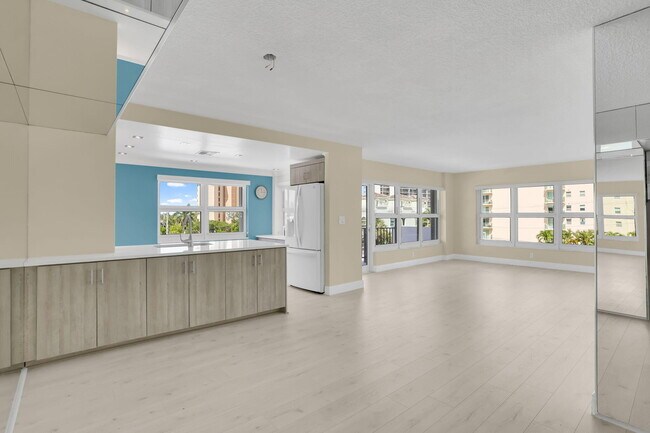 Building Photo - 405 N Ocean Blvd
