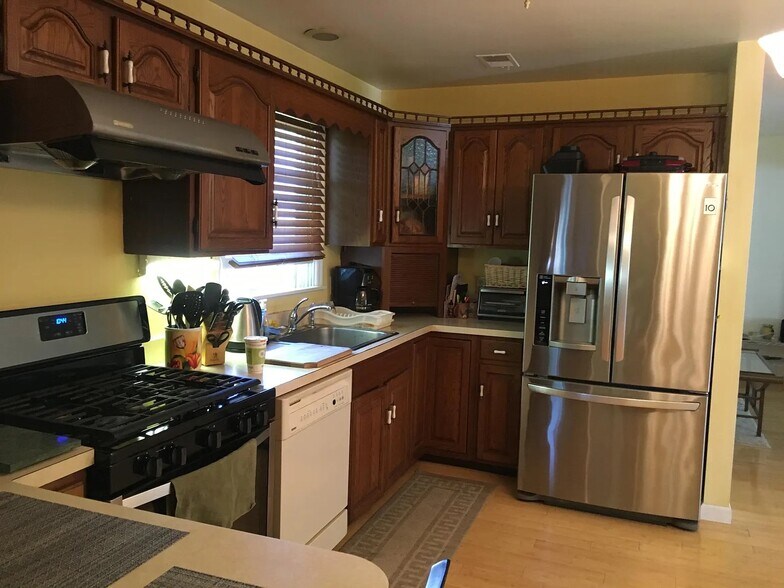 Kitchen - 216 Christopher Ave