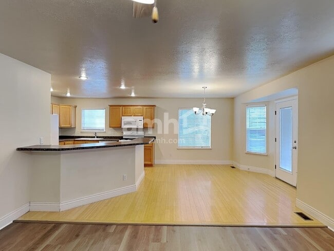 Building Photo - 10766 N Cypress