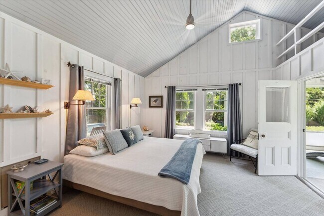 Building Photo - 695 Main St